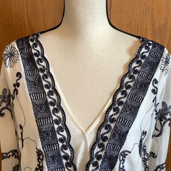 TRYB White And Navy Hi-Low Embroidered Top Sz-M - Picture 3 of 6